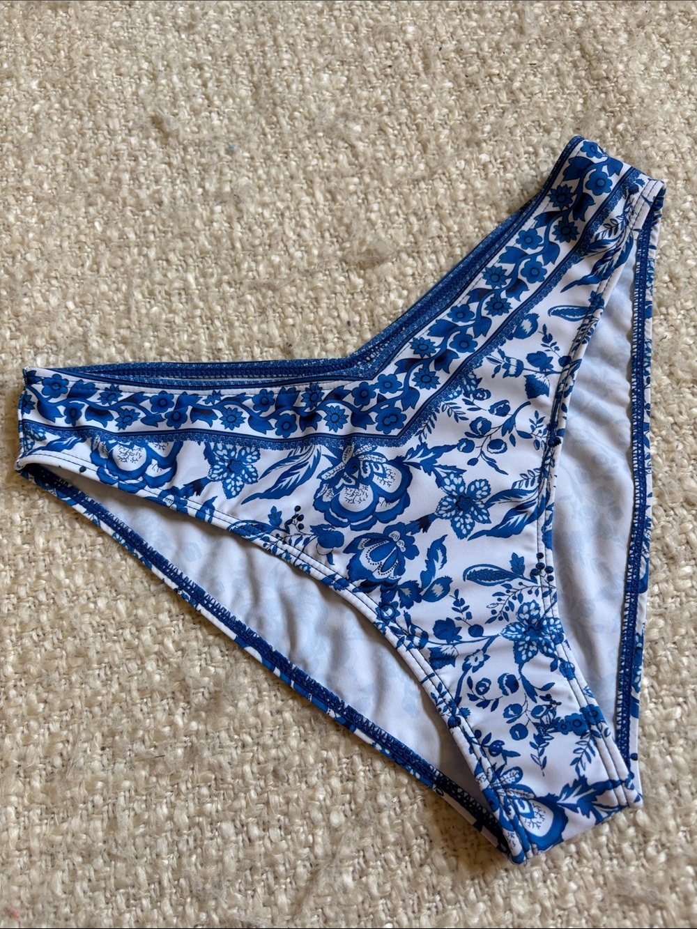 🌞 NWT SHEIN WOMENS SIZE SMALL BLUE & WHITE FLORAL V CUT SWIM BOTTOMS
